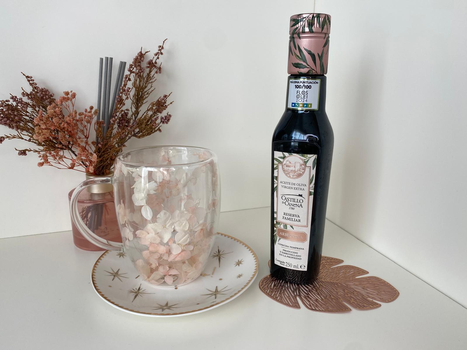 Taza floral real con botella de AOVE